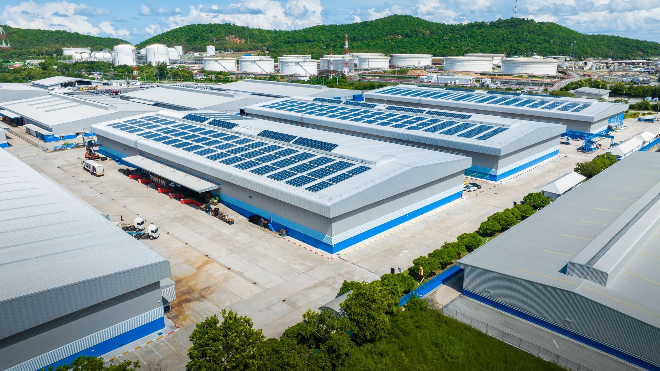 How Can Businesses Make Best Use of Renewable Energy (Blog Banner) renewable energy solar panels on business unit